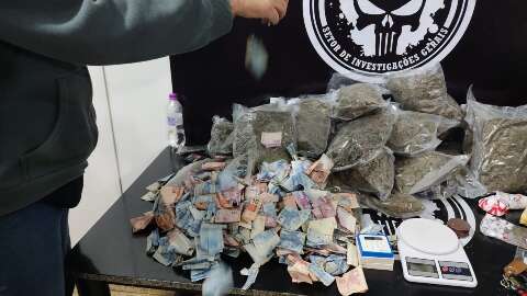 Polícia fecha “boca” em residencial e enche bolsa com dinheiro e drogas