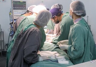 Mesa de cirurgia de captação de órgão de paciente na Santa Casa. (Foto: Divulgação) 