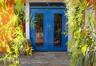Porta trazida de loja foi pintada de azul para guardar o refeitório. (Foto: Kísie Ainoã)