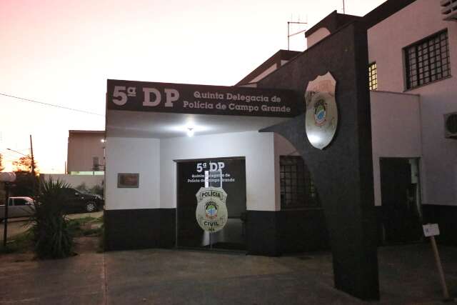 Loira dos olhos verdes arma emboscada para assaltar homem