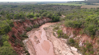 Leito do rio seco e sem água; cenário mostra como ficou o Taquari após migração do rio. (Foto: Semagro)