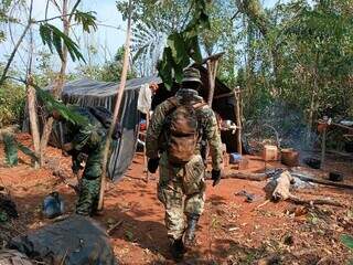 Agentes brasileiros e paraguaios em acampamento de plantadores de maconha na fronteira (Foto: Divulgação)