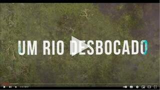 Abertura do documentário mostra imagens aéreas da área alagada do novo rio Taquari, com o título do poema de Manoel de Barros em branco. (Foto: Reprodução)