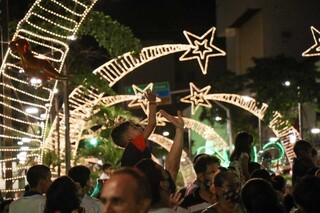 Iluminação natalina em dezembro de 2021, na Rua 14 de Julho (Foto: Henrique Kawaminami/Arquivo)