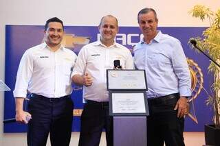 Anízio Filho, Diretor da Marca, chefe de oficina homenageado e Roberto Antunes, Gerente Regional de Operações - GM. - Foto Alex Machado