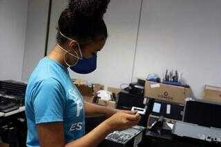 Estudante durante estágio no Instituto Euvaldo Lodi (Foto: Divulgação)