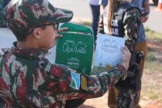 Crianças distribuíram materiais para motoristas na região do Parque dos Poderes. (Foto: Marcos Maluf)