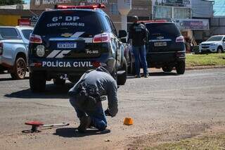 Pericia durante trabalho no dia do atentado em Campo Grande. (Foto: Marcos Maluf)
