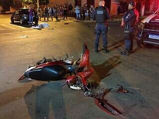 Moto destruída e ao fundo o corpo de Franciele ao lado do Ford Ka (Foto: Adilson Domingos)