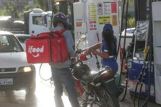 Entregador abastecendo a moto em posto de combustível de Campo Grande (Foto: Marcos Maluf)
