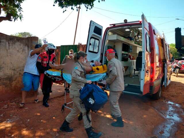 Pedreiro cai de telhado de 3,5 metros de altura e tem corte profundo na barriga