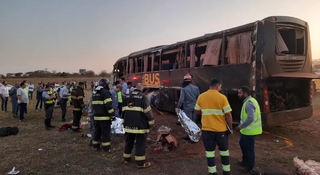 Mãe e filho morreram e 20 pessoas ficaram feridas em um acidente de ônibus em Promissão (Foto: Anderson Camargo /TV TEM)