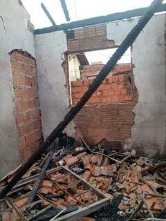 Fogo destruiu cômodos da casa no Danúbio Azul. (Foto: Direto das Ruas)