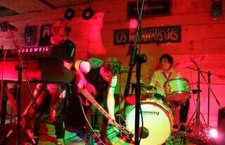 Banda Os Alquimistas se apresentam em festival de rock. (Foto: Divulgação/Instagram)
