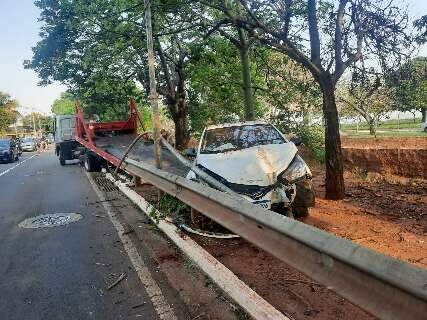 Motorista perde controle de carro e derruba poste na Fernando Corr&ecirc;a da Costa  