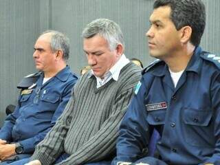 Ex-major Carvalho (centro) durante julgamento em Campo Grande. (Foto: Arquivo)