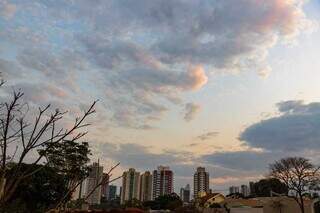 Céu de Campo Grande com algumas nuvens nesta manhã (Foto: Henrique Kawaminami)