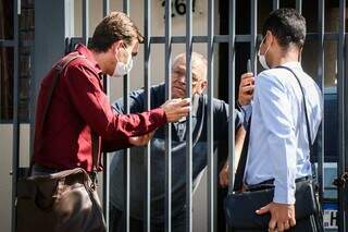 Testemunhas de Jeová retornaram aos portões para pregação. (Foto: Henrique Kawaminami)
