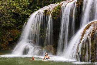 Banho de cachoeira na Estancia Mimosa, em Bonito, uma boa dica para viajar no feriadão de outubro sem sair de Mato Grosso do Sul - Foto: Márcio Cabral/Reprodução