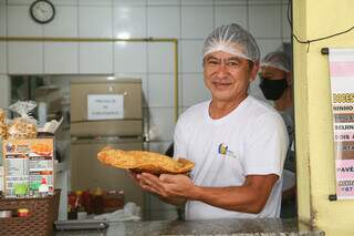 Armando Nobuyuki Itiki vende pastel no Bairro Jockey Clube. (Foto: Kísie Ainoã)