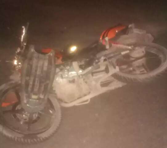 Motociclista &eacute; socorrida em estado grave ap&oacute;s bater de frente com carro 