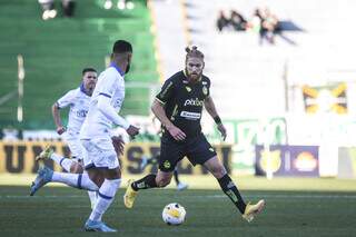 Lance da partida que abriu a rodada do sábado no Brasileirão (Foto: Fernando Alves/ECJuventude)