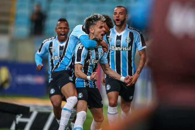 Com gols de Gabriel e Thaciano, Gr&ecirc;mio vence do Vila Nova por 2 a 1