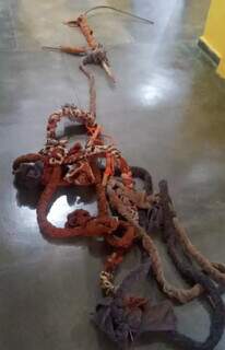 Corda artesanal feita com pedaços de pano usada por Luccas na fuga. (Foto: Divulgação)
