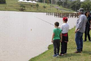 Evento re&uacute;ne profissionais e crian&ccedil;as para valorizar cultura da pesca em MS