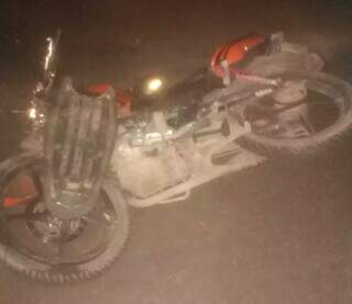 Motocicleta conduzida pela vítma após o acidente (Foto: CBMMS)