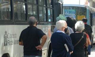 Idosos aguardando em fila para entrar em ônibus. (Foto: Tomaz Silva/Agência Brasil)