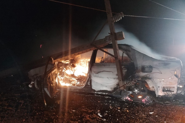 Carro Pega Fogo E Fica Destru Do Ap S Bater Em Poste De Energia