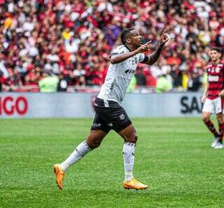 Jô comemora gol sobre o Flamengo no Maracanã (Foto: Divulgação)