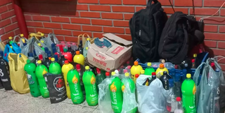 Bebidas que foram apreendidas na festa durante batida da froça-tarefa (Foto: divulgação / Guarda Municipal) 