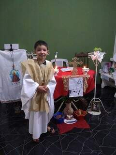 Giovanni vestido de padre, pronto para celebrar a missa para os animais em altar improvisado. (Foto: Divulgação)