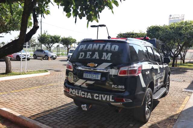 Mulher &eacute; atropelada pelo marido e arrastada pelos cabelos 