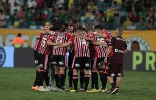 Jogadores do São Paulo em campo durante o duelo desta noite. (Foto: Rubens Chiri / saopaulofc.net)
