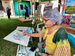 Lúcia Monte Serrat foi uma das artistas que fez pintura ao vivo no evento. (Foto: Aletheya Alves)