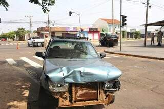 A frente do Fiat Uno ficou destruída (Foto: Paulo Francis)