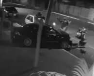 Veja momento da colisão de carro contra poste e agressões de motociclistas