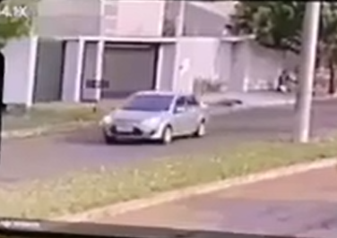 V&iacute;deo: motorista atropela jovem e foge sem prestar socorro 