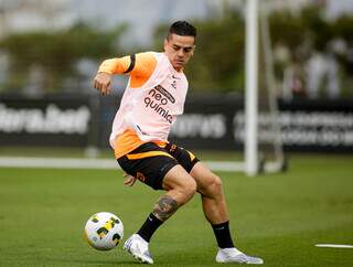 Lateral Fagner domina a bola em treino no Corinthians (Foto: Divulgação)