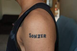 No braço esquerdo, Helliel tatuou &#34;Sonzer&#34;, o título de quem é fã de Luísa Sonza. (Foto: Paulo Francis)