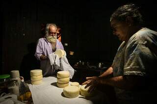 Teodózio e Sidnéia, às 2h30 da manhã secando queijos feitos no dia anterior (Foto: Marcos Maluf)