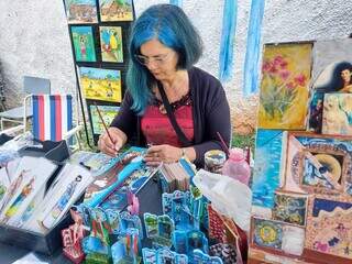 Patrícia Helney levou parte de suas obras para a feira. (Foto: Aletheya Alves)
