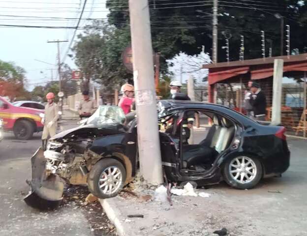 Homem que bateu carro em poste est&aacute; na Santa Casa em estado grave