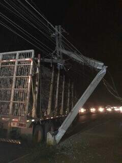 Caminhão enroscado na fiação elétrica. (Foto: Divulgação) 