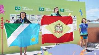 Bruna Ramos, left, holds the Mato Grosso do Sul flag at the podium (Photo: Disclosure)