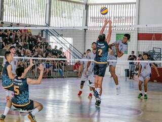 Jogadores em quadra por torneio regional de vôlei (Foto: Divulgação)