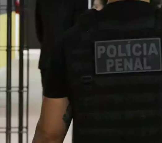 Policial penal &eacute; preso por atuar como mensageiro do PCC no Pres&iacute;dio da Gameleira